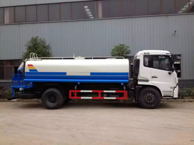 城市清晨的守护者——洒水车